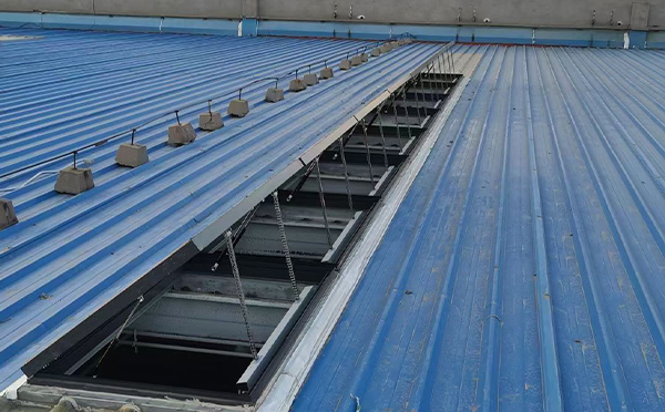 某城市大型商业综合体中庭王益排烟窗工程