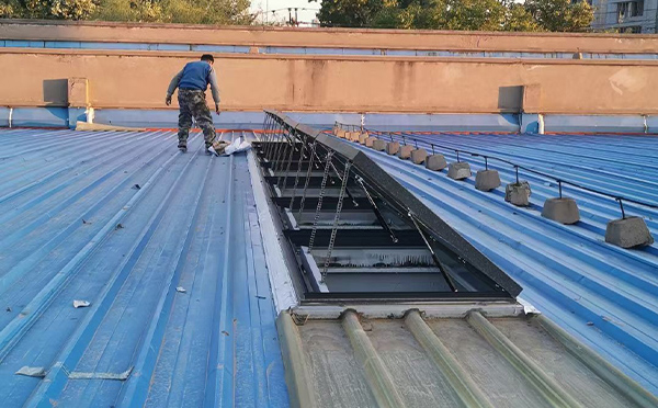 某区域性物流仓储中心王益排烟窗系统安装项目